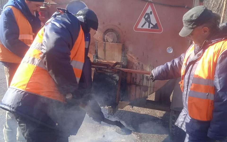 В Железнодорожном районе продолжаются работы по ремонту дорожного покрытия литым асфальтом