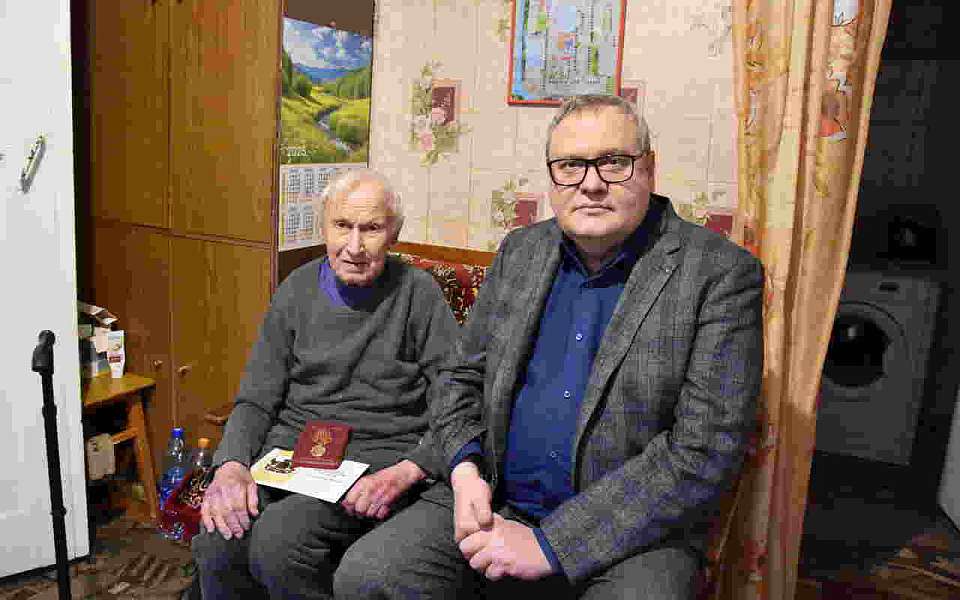 Ветеранам Великой Отечественной войны вручают юбилейные медали к 80-летию Победы