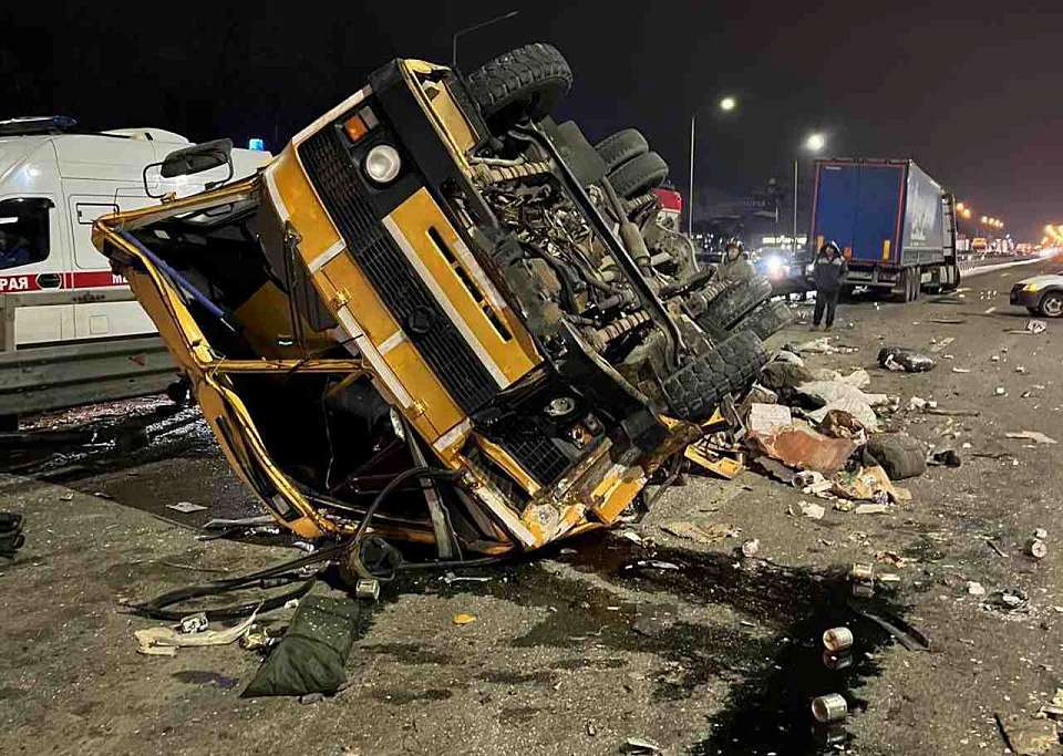 В массовой аварии под Воронежем погиб 43-летний водитель автобуса