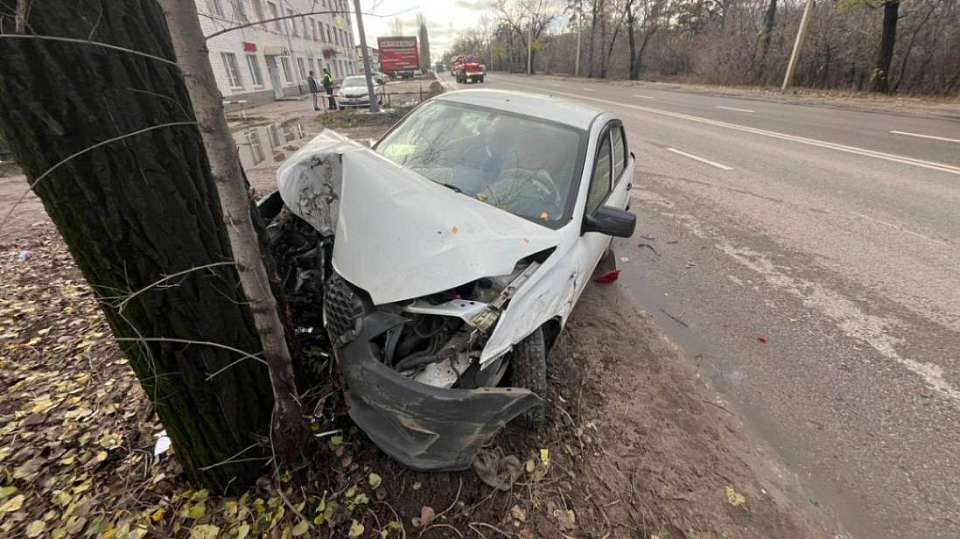 Женщина погибла, водитель Datsun пострадал после ДТП с Hyundai Accent и деревом в Воронеже