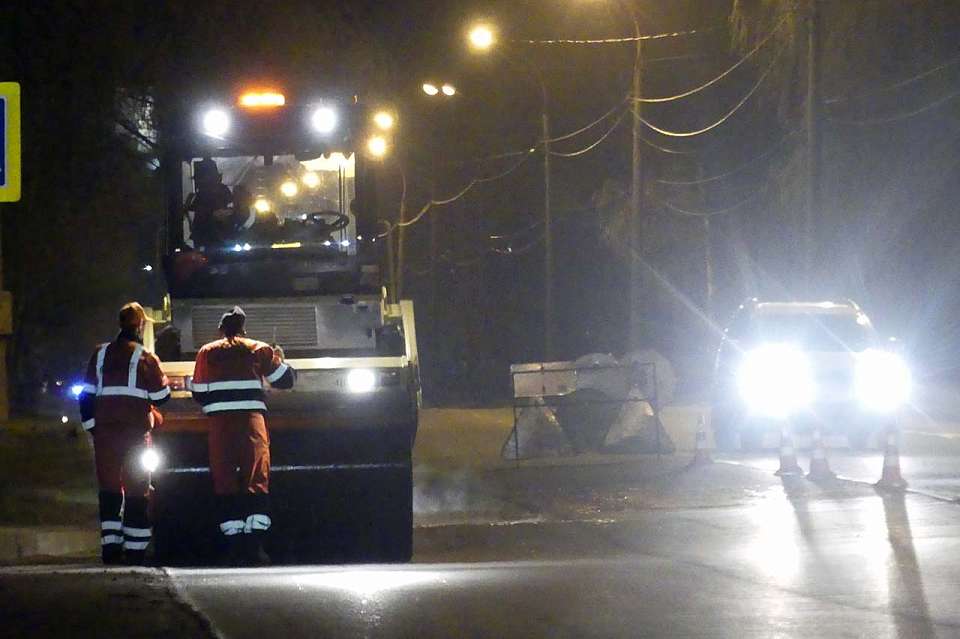 Ночная смена: как в Ленинском районе Воронежа ремонтируют дороги