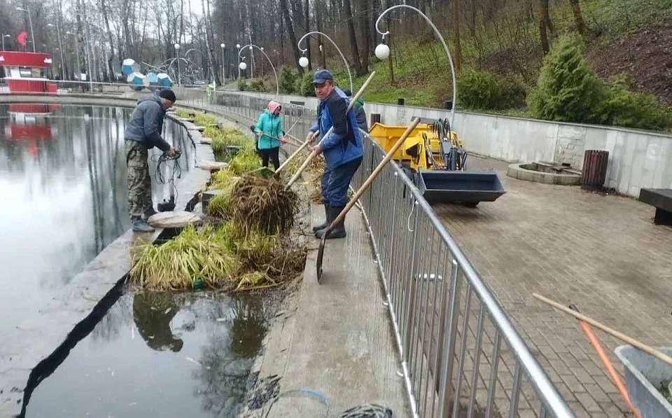 Подготовка к парковому сезону: в Воронеже убирают парки и скверы