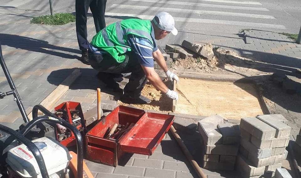 В Ленинском районе продолжают ремонтировать тротуары