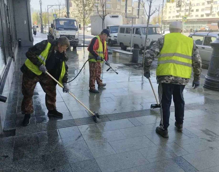На проспекте Революции в Воронеже идет генеральная уборка