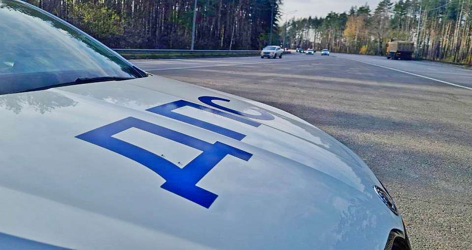 Перекрывшую воронежскую магистраль фуру сняли на видео