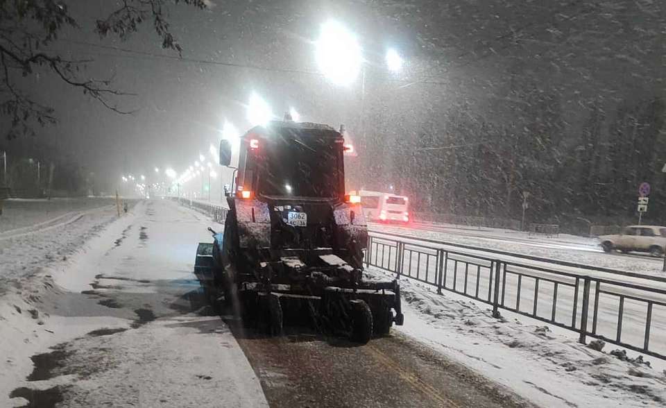 В Воронеже продолжается уборка города от снега