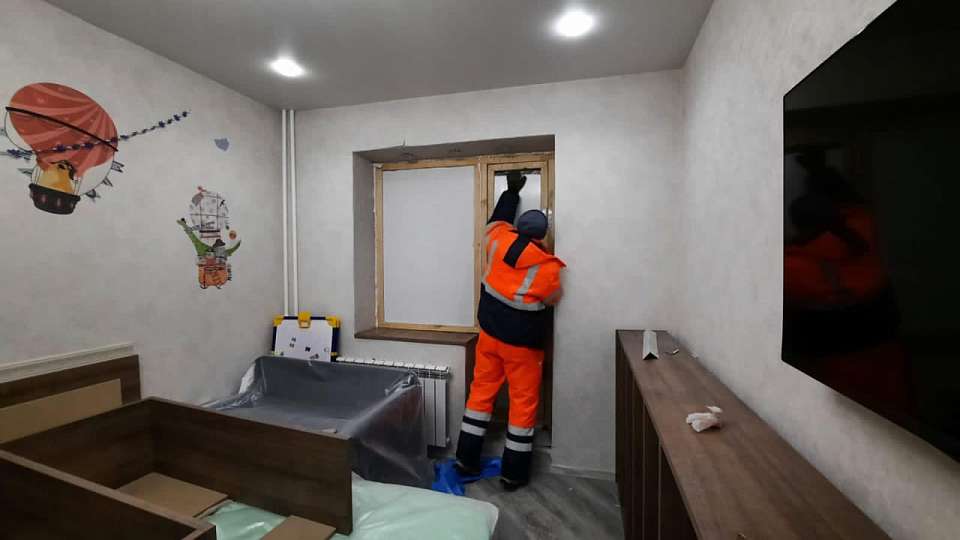 Строители устраняют повреждения домов от атаки беспилотников в Воронеже