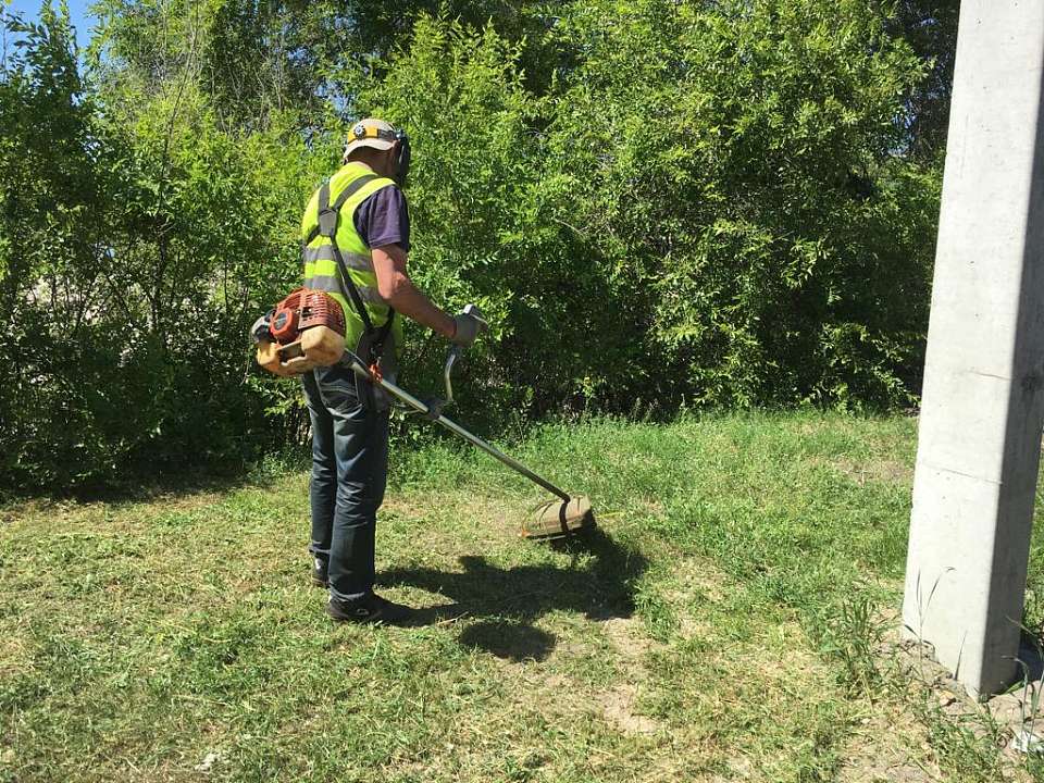 В Железнодорожном районе продолжается покос травы