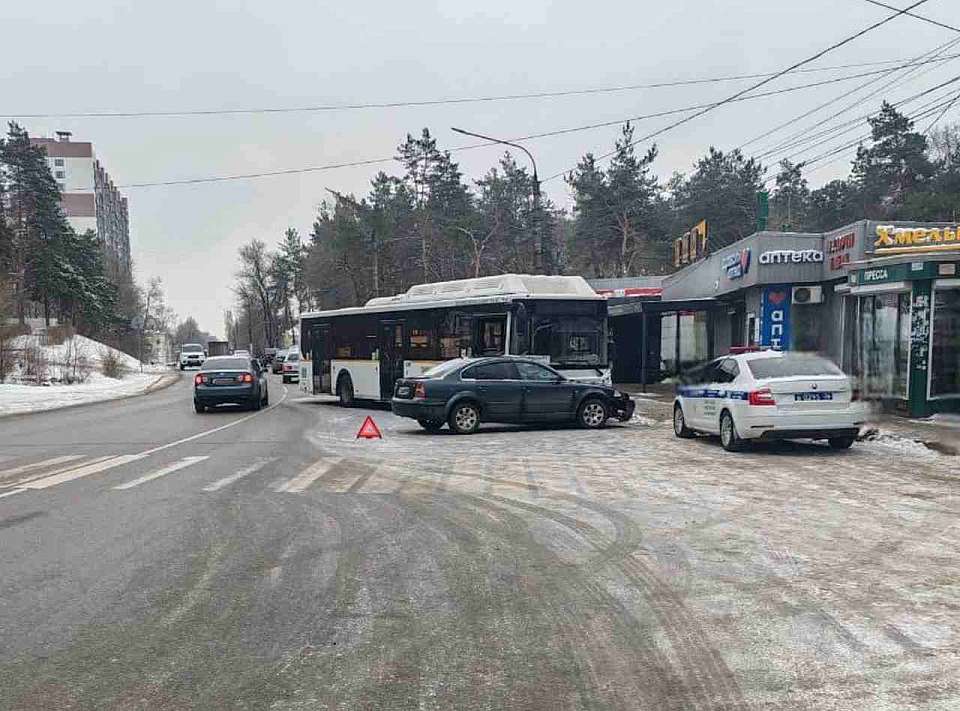 В Воронеже автобус вылетел на встречку и врезался в легковушку