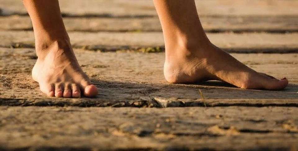 Неподалеку от воронежской школы заметили обнаженного ниже пояса мужчину