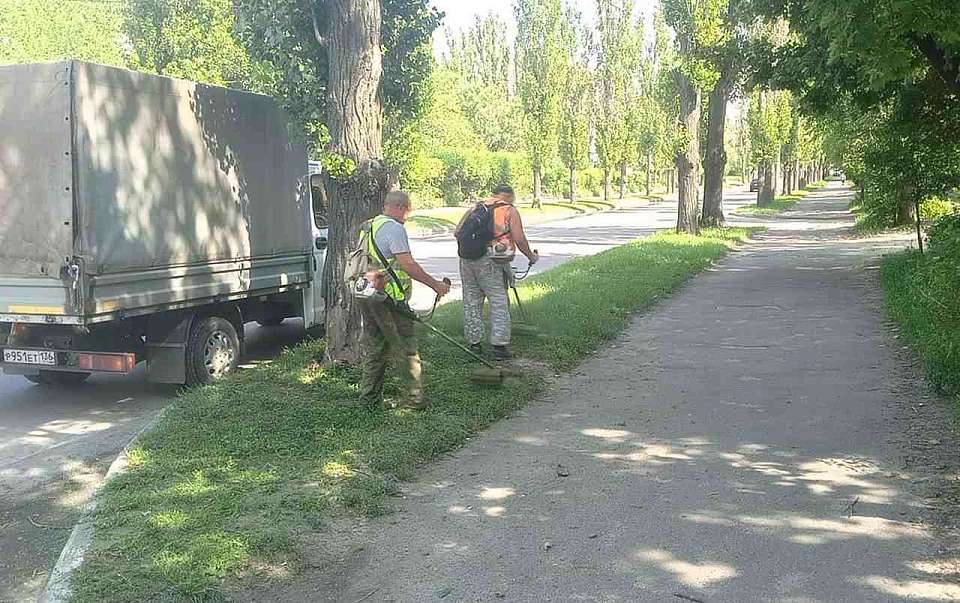 Комбинат благоустройства ежедневно ухаживает за газонами