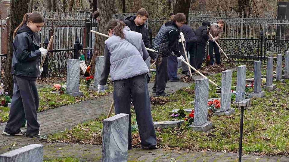 От чистого сердца: школьники Коминтерновского района Воронежа навели порядок на мемориалах города