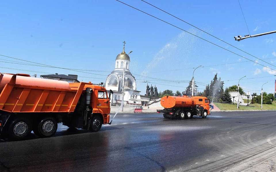 В Ленинском районе продолжают освежать город