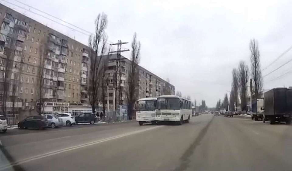 Две воронежские маршрутки устроили гонки с выездом за двойную сплошную