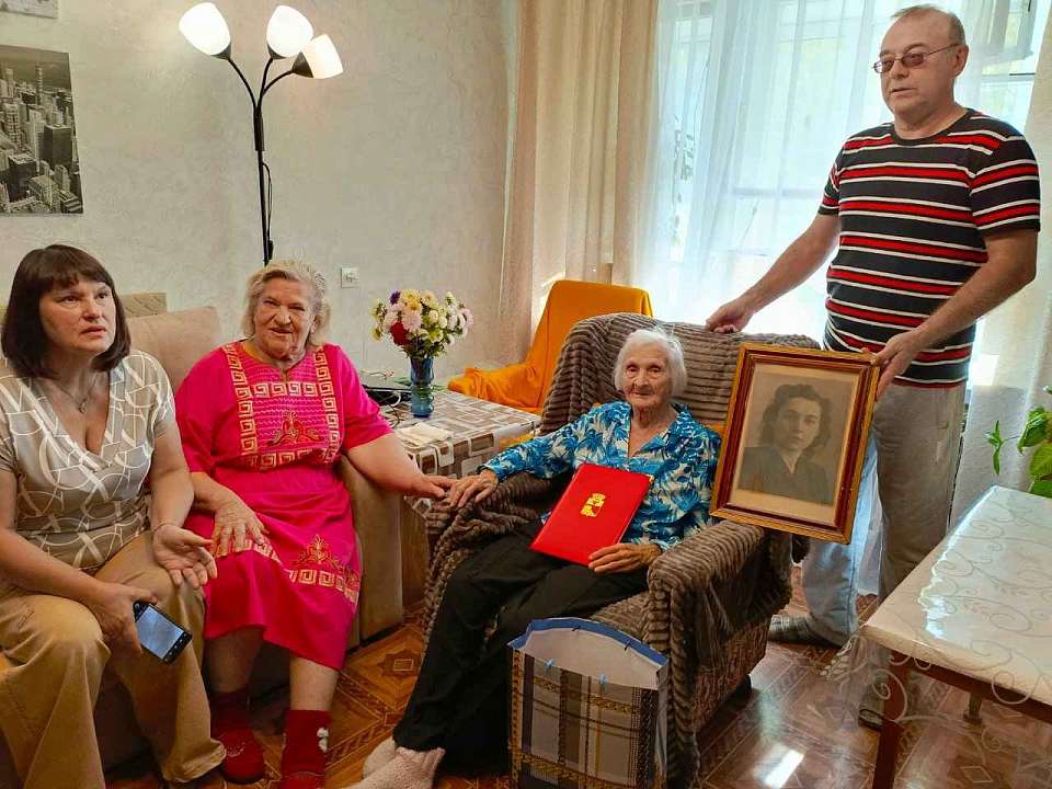 Вековой юбилей празднует в Воронеже труженица тыла и ветеран труда