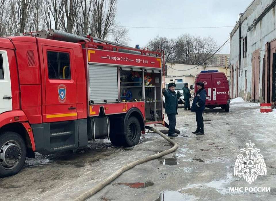 В ангаре на улице Серафимовича в Воронеже загорелся автобус
