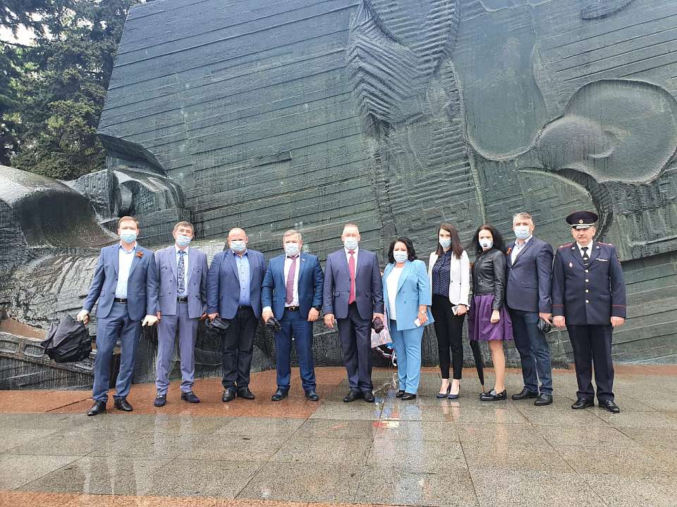 В Коминтерновском районе возложили венки и цветы на братских могилах и воинских захоронениях