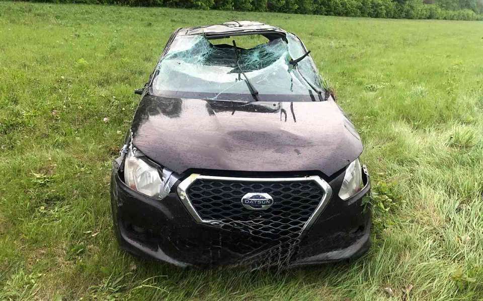 Двое мужчин пострадали в опрокинувшейся легковушке на воронежской трассе