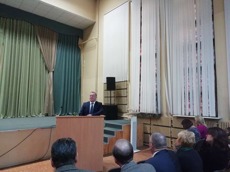         В Коминтерновском районе директорам школ и строительных организаций напомнили о благоустройстве