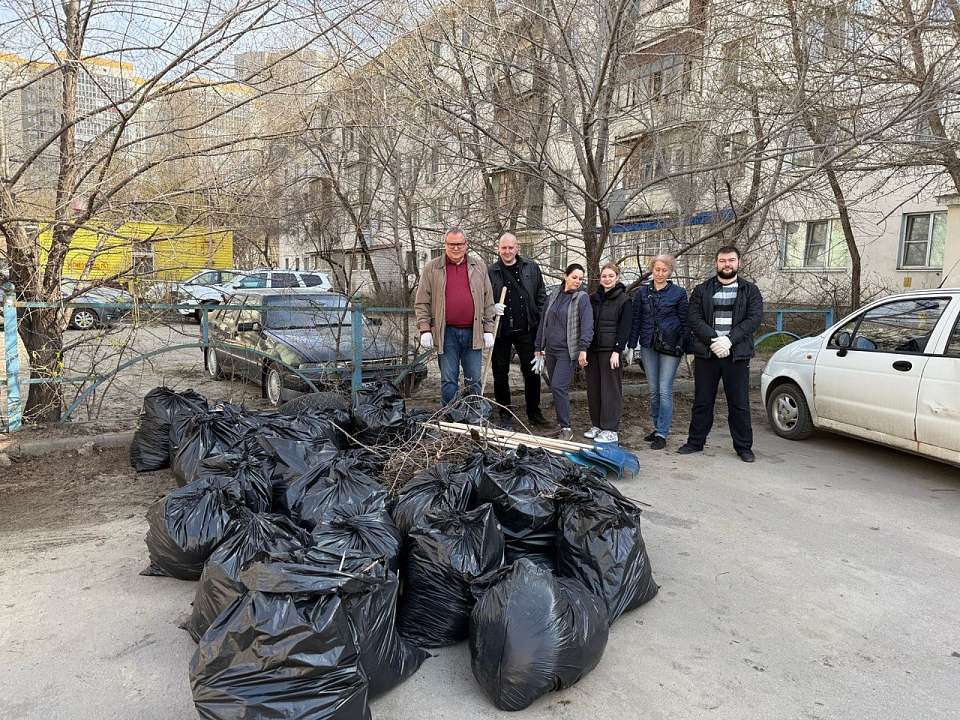 На территории района состоялся первый субботник в рамках месячника благоустройства, объявленного главой Воронежа Сергеем Петриным