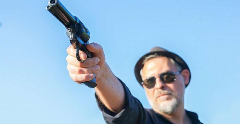 Воронежец из-за конфликта на парковке выстрелил в автомобилиста возле магазина