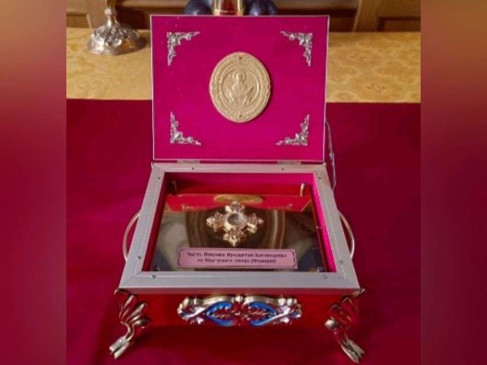 В очередь к ковчегу с частицей Покрова Пресвятой Богородицы выстроились воронежцы