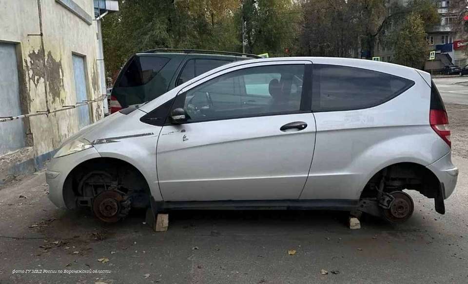 В Воронеже алкоголики украли с «Мерседеса» колеса ради выпивки