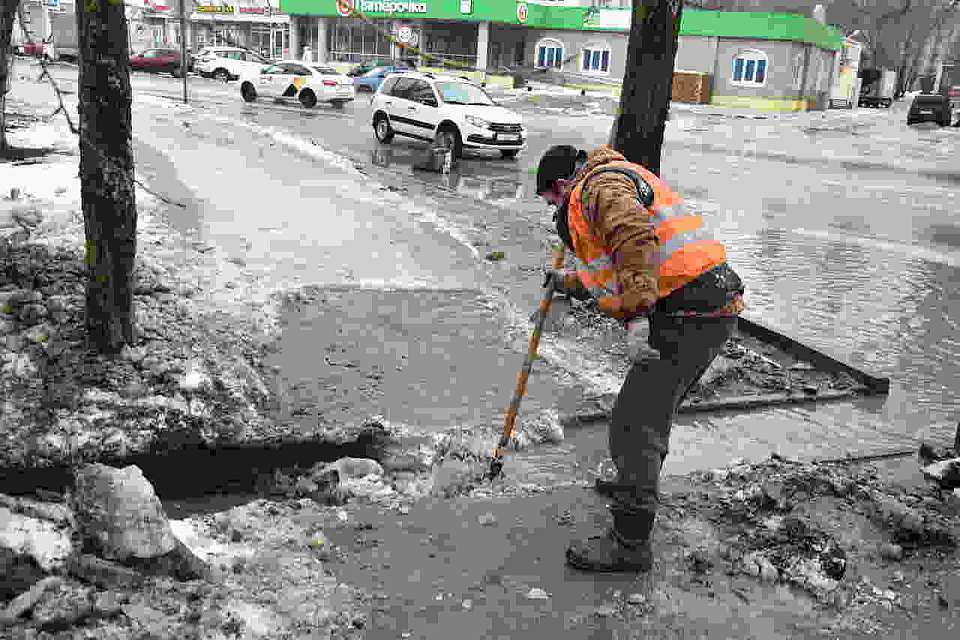 Для предотвращения подтоплений в Железнодорожном районе идет расчистка ливнеприёмников