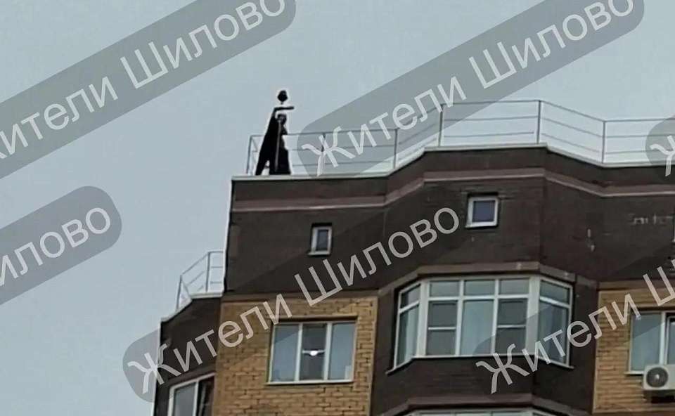 В Воронеже подростки с риском для жизни развлекались на краю крыши многоэтажки