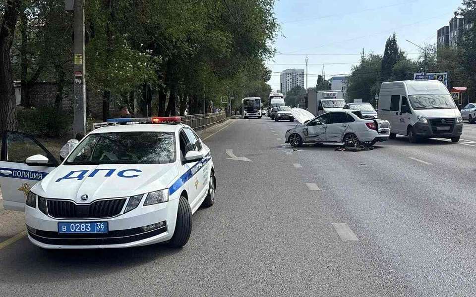 В полиции рассказали подробности массового ДТП на улице 9 Января в Воронеже