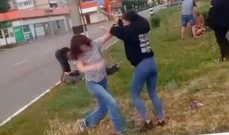 Массовая драка с участием девушек и парней произошла в Воронежской области