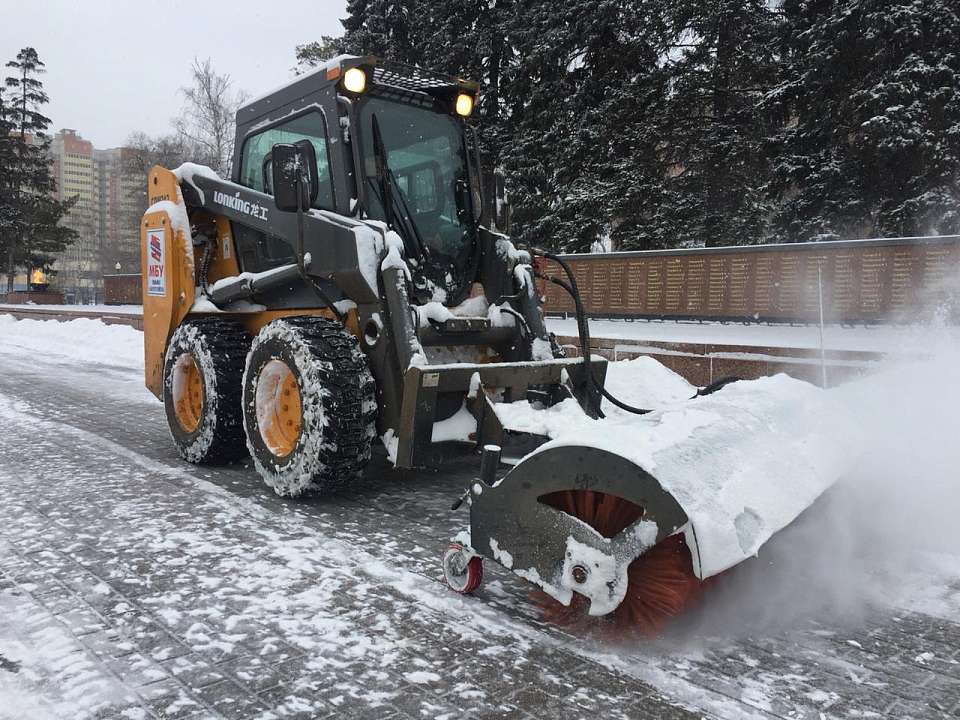 В Коминтерновском районе продолжается уборка УДС от снега и наледи