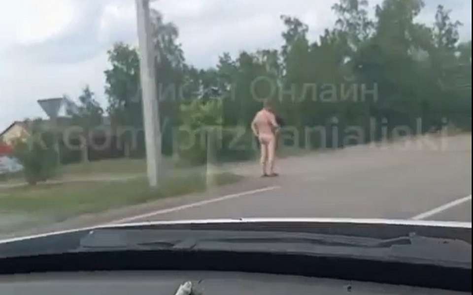 Голого мужчину заметили в воронежских Лисках