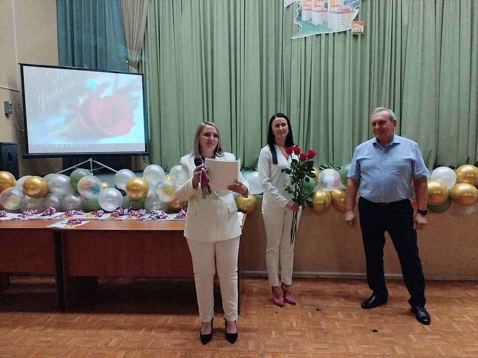 В Коминтерновском районе поздравили учителей с профессиональным праздником