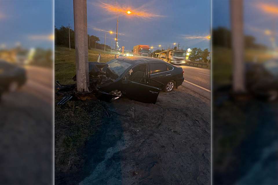 На трассе под Воронежем после столкновения с опорой ЛЭП погибли два человека