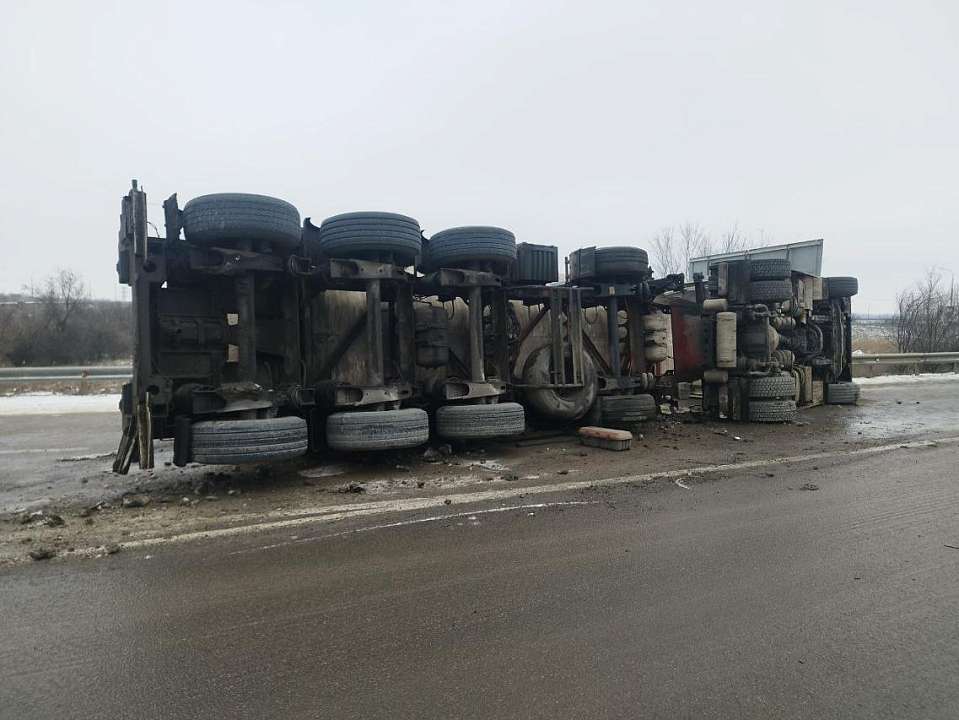 Водитель из Краснодарского края пострадал в перевернувшейся на воронежской трассе фуре