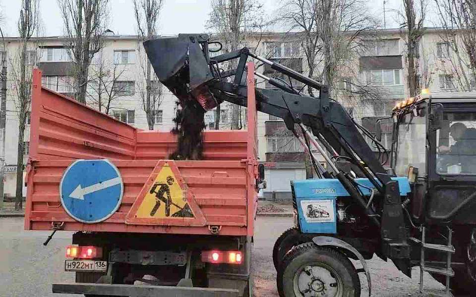 Продолжаются работы по очистке улиц от листвы и пескосмёта 