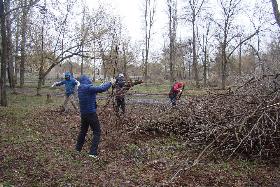 300 кубометров мусора: в Левобережном районе Воронежа прошел районный субботник 