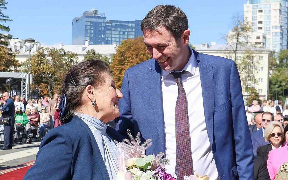 Мэр Воронежа поздравил с днем рождения почетного гражданина Екатерину Молодцову