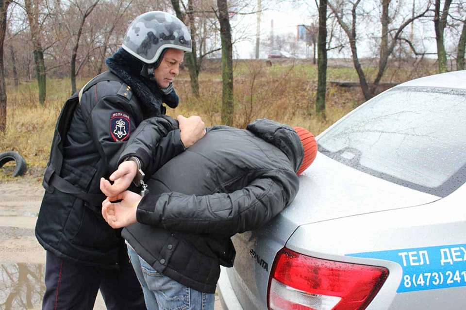 Дело завели на забравшего у воронежской пенсионерки 12 млн курьера