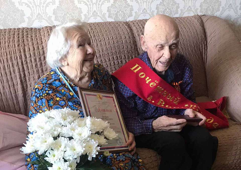 В Коминтерновском районе вручили регалии Почетного гражданина города