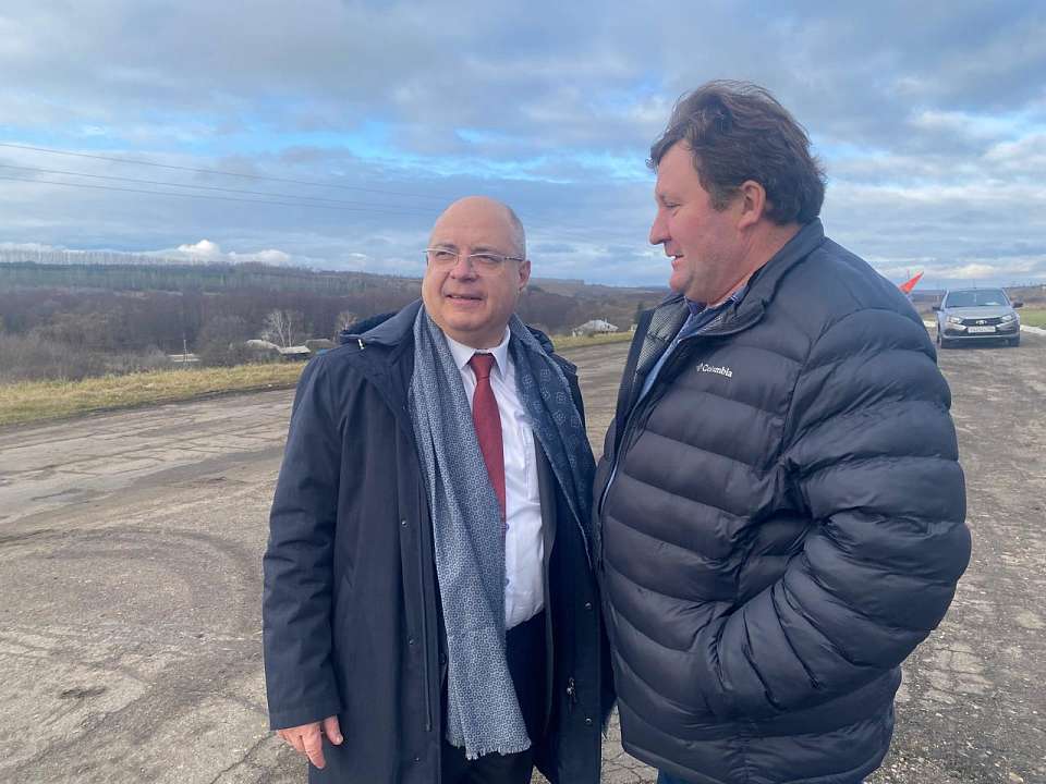 Депутат Госдумы помог провести патриотические мероприятия, а также посетил мемориал в Воронежской области