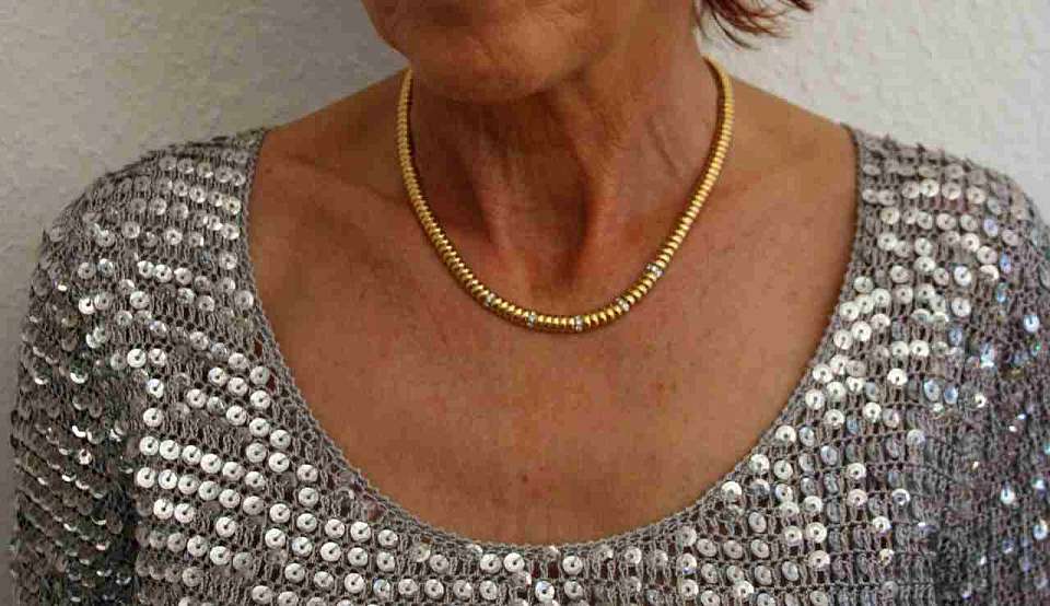 За кражу золотой цепочки у пациента воронежская медсестра ответит в суде