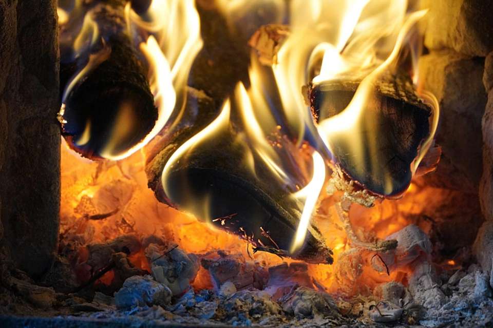 В ночном пожаре в дачном доме в Воронеже погиб 58-летний мужчина