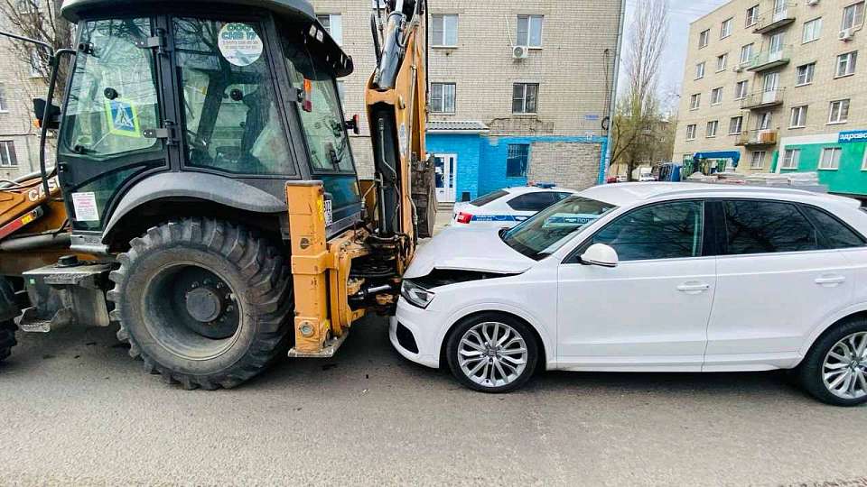Водитель кроссовера пришел в больницу после ДТП с трактором в Воронеже
