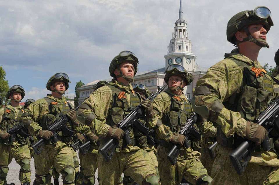 С Днем защитника Отечества поздравил воронежских мужчин губернатор Александр Гусев