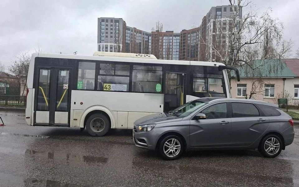 Молодой автомобилист пострадал в ДТП с маршрутным автобусом в Воронеже