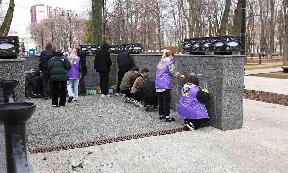 Студенты привели в порядок некрополь героев в воронежском парке «Орлёнок»