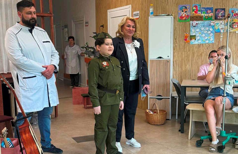 «Единая Россия» организовала выступление артистов театра «Шут» для пациентов областной детской больницы № 1