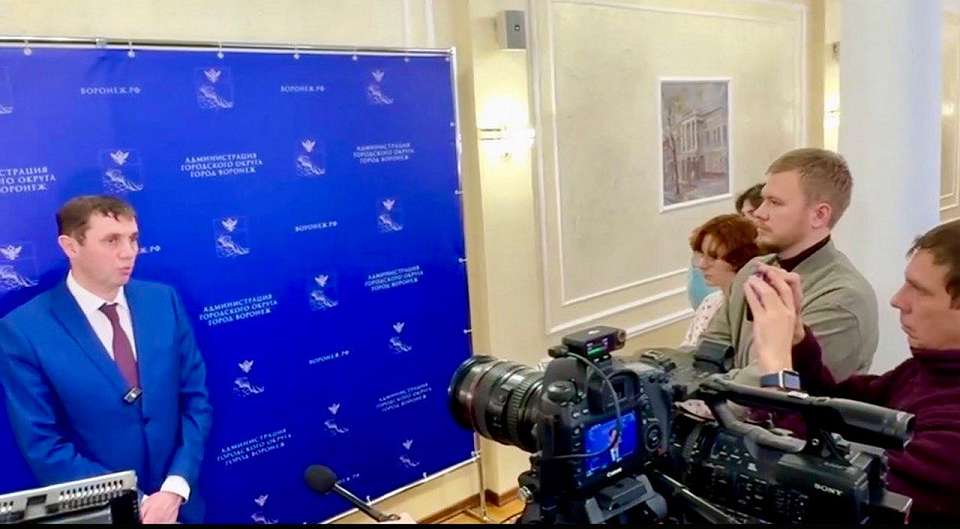 Проблему уборки дворов от наледи прокомментировал мэр Воронежа  